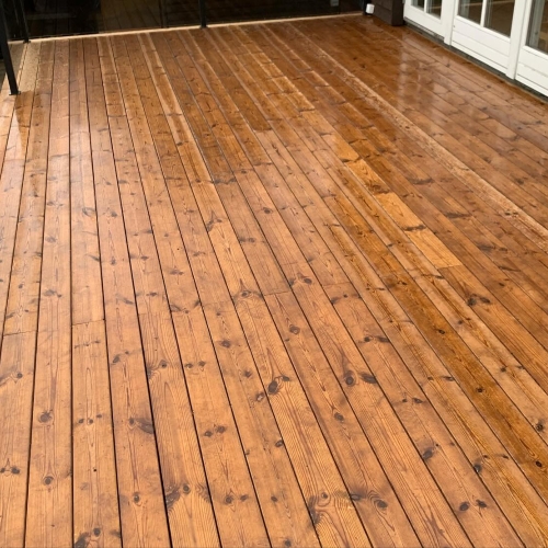 Træterrasse i Solrød opført i holdbart trykimprægneret træ.