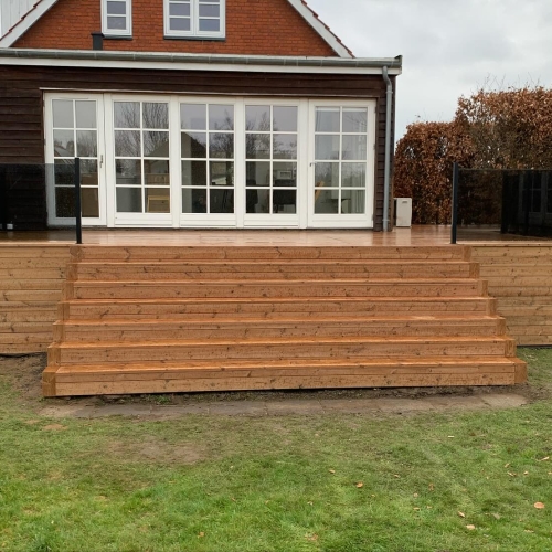 Flot træterrasse ved villa i Vallensbæk udført af tømrermester.
